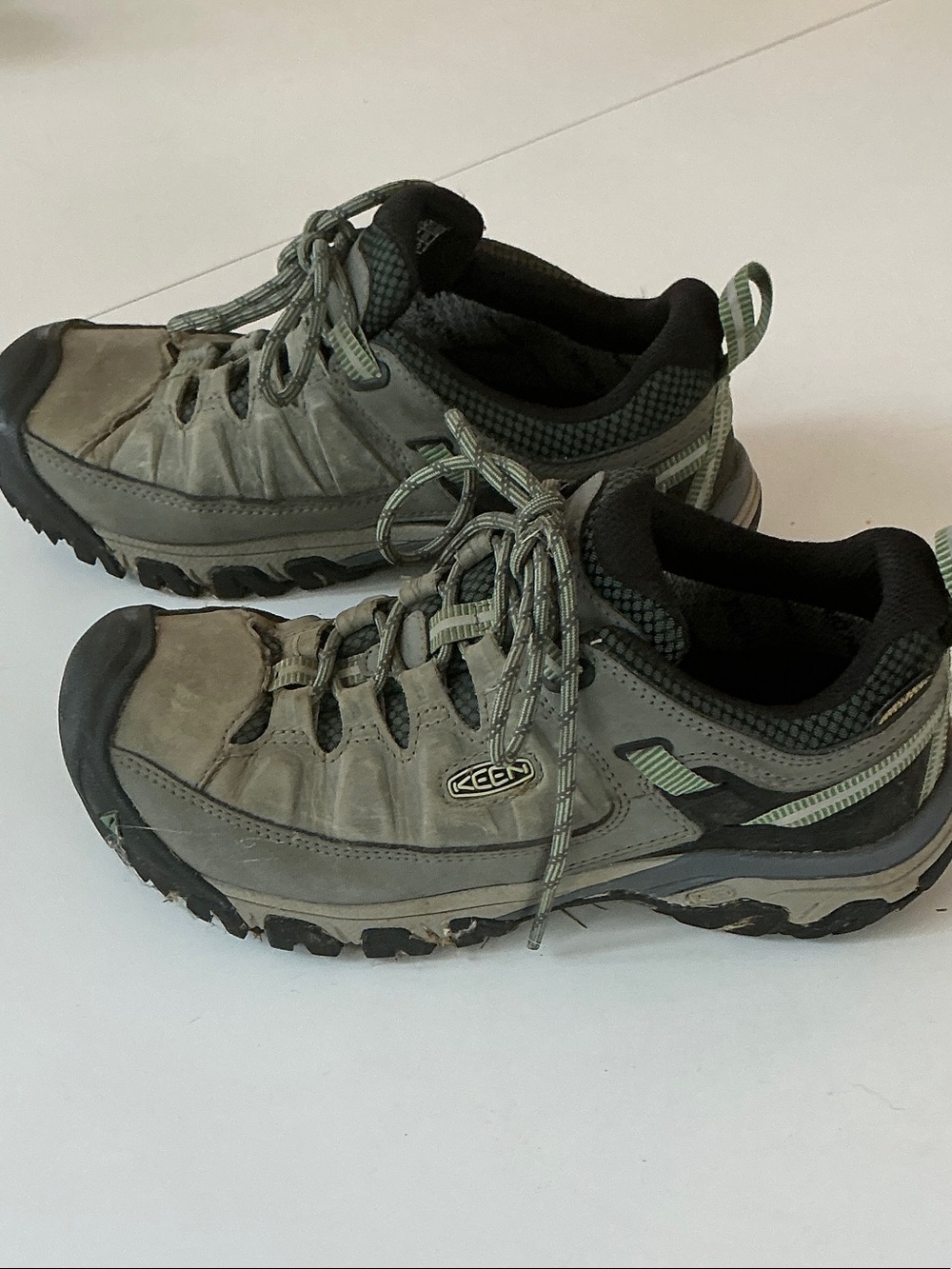 Keen Men's Gray and Green Low-Cut Hiking Sneakers